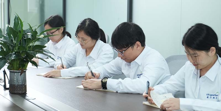 Service Team (3)