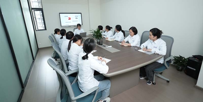 Service Team (4)